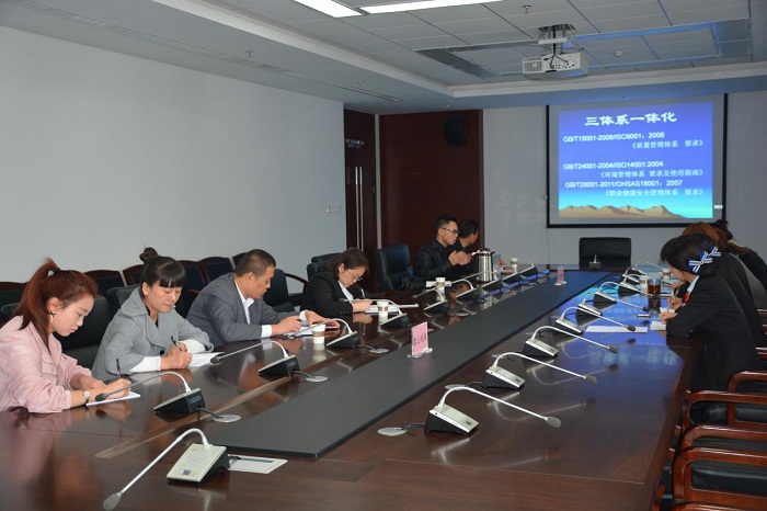 西安英達思張宏澤對管理人員進行三體系認證培訓1x700.png